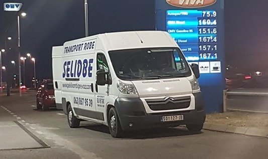 Kombi Citroen na benzinskoj pumpi