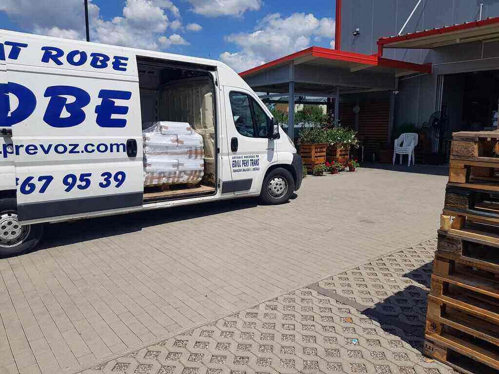 Kombi sa otvorenim vratima na parkingu