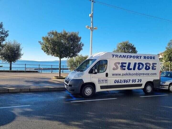Kombi za selidbe parkiran pored morske obale