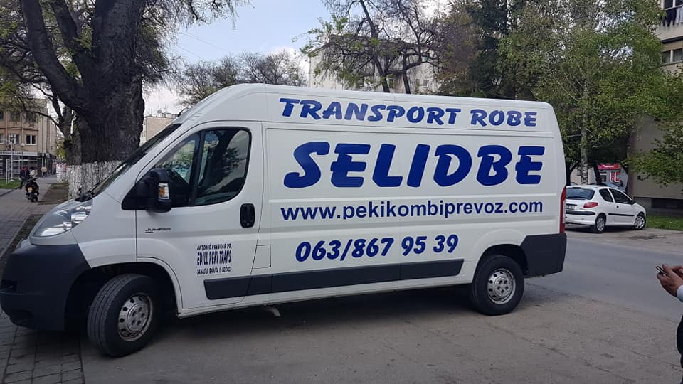 Kombi za prevoz robe na parkingu